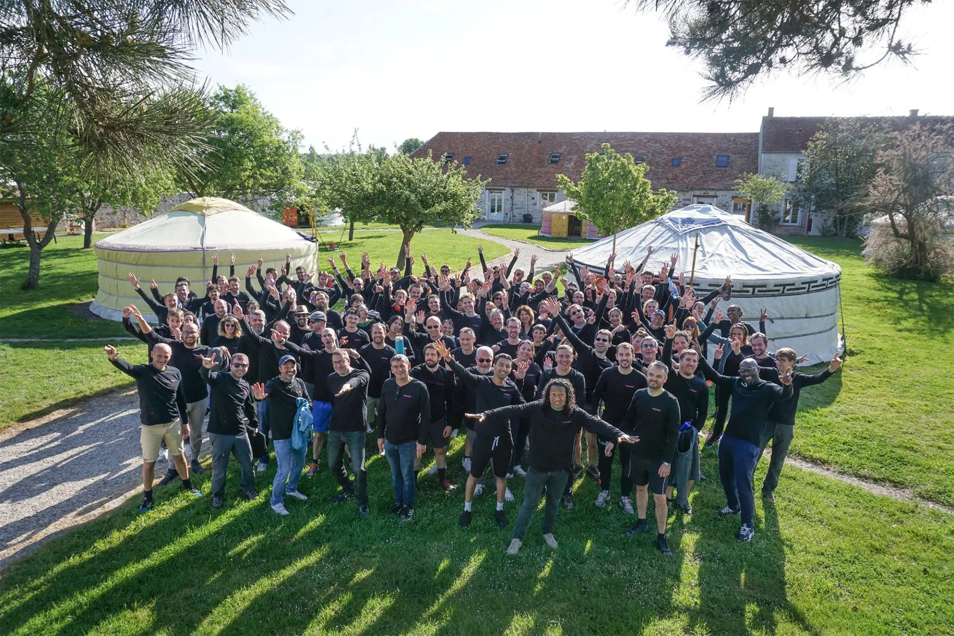 Photo de groupe de marathon en plein soleil