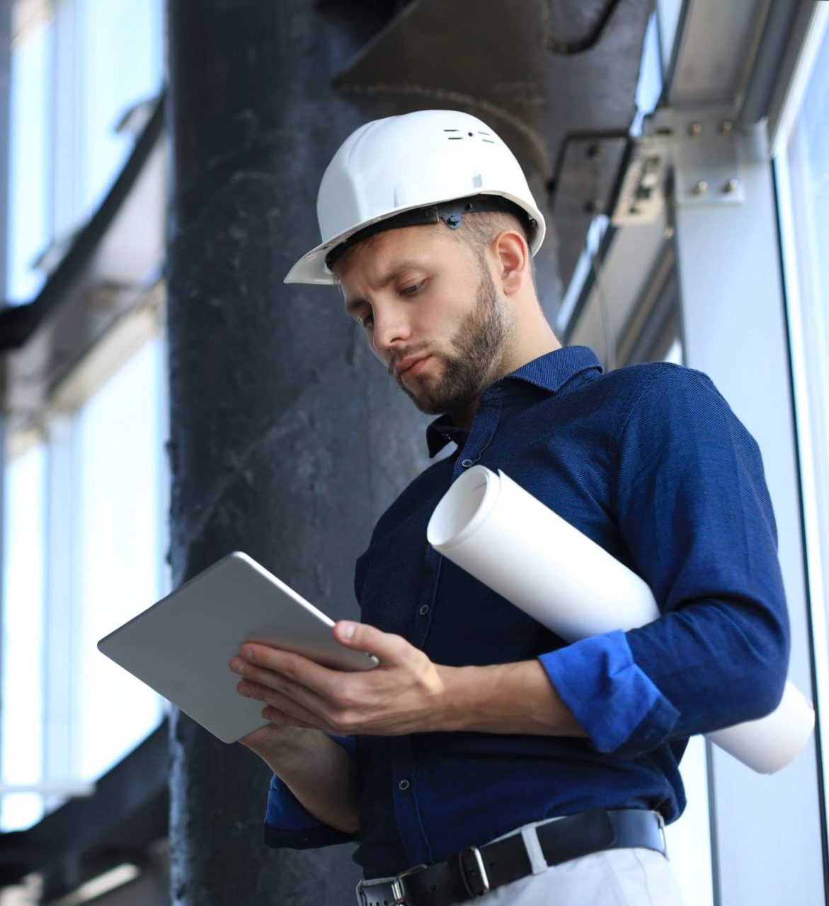 Un technicien utilisant sa tablette